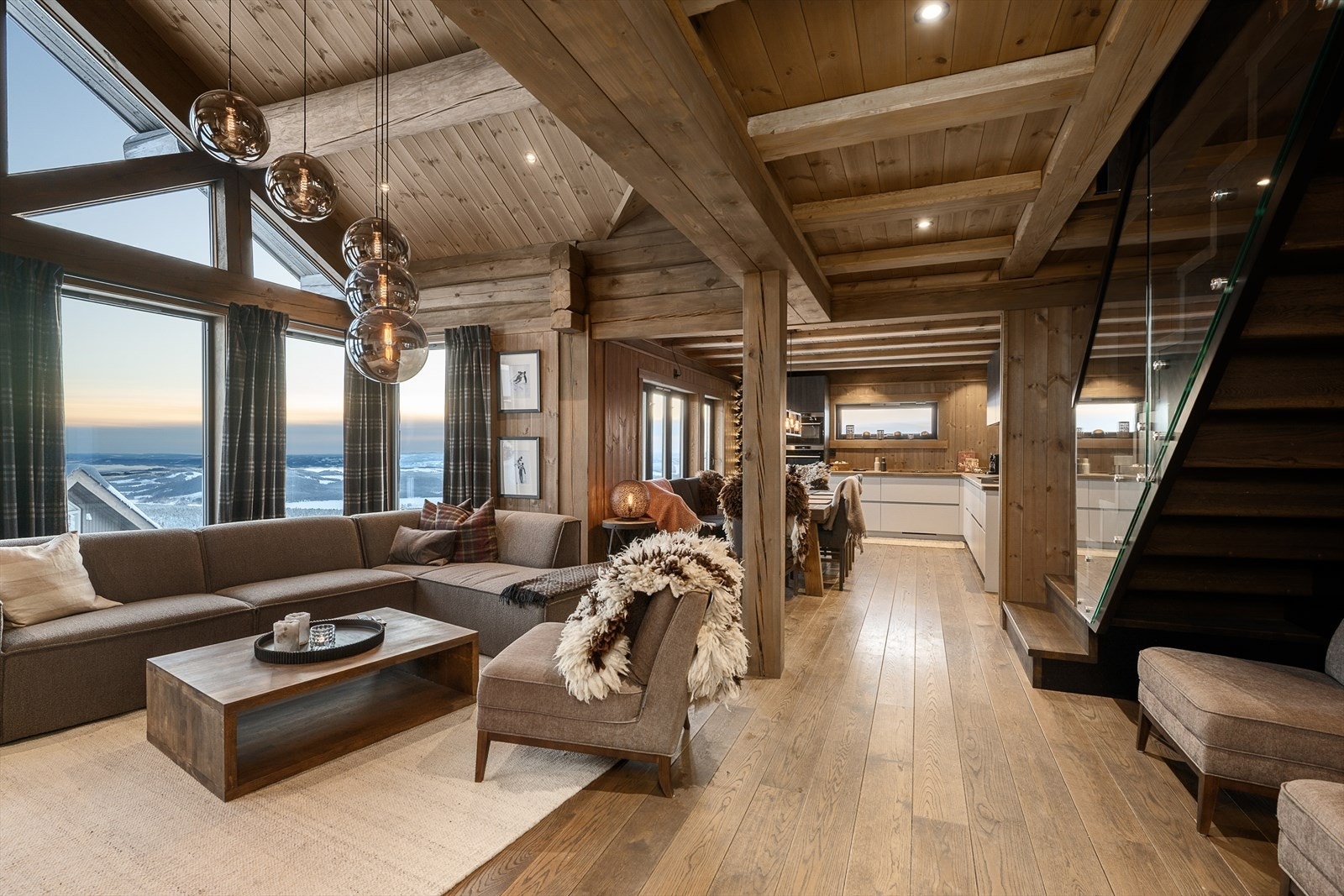 Eksklusivt heltre eikegulv binder rommene i hovedetasjen sammen. Galleribilde