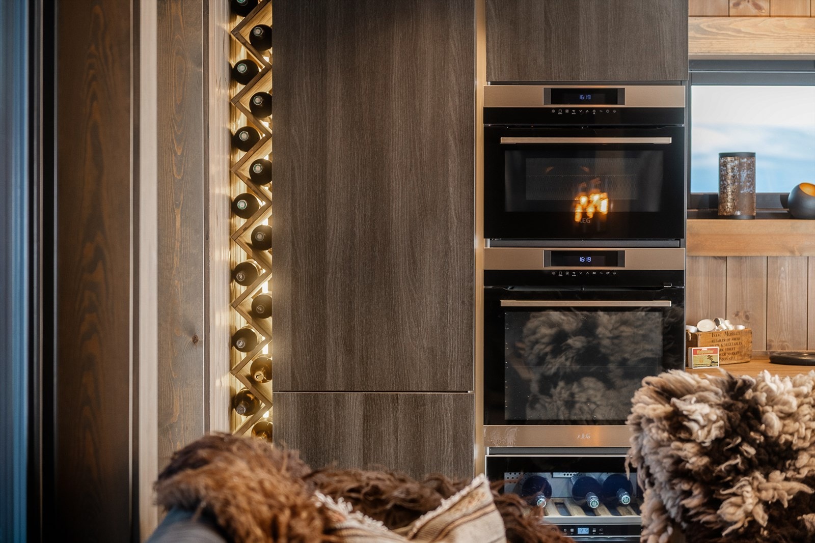 Integrerte hvitevarer av høy kvalitet, inkludert stekeovn, kombiovn og vinskap. Galleribilde