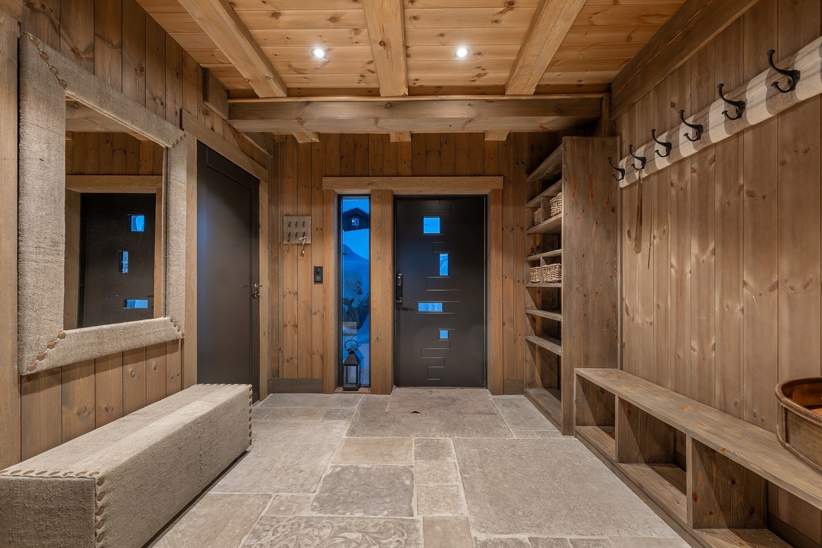 Hytta har en romslig entré med slitesterke steinfliser og god plass til oppbevaring. Galleribilde