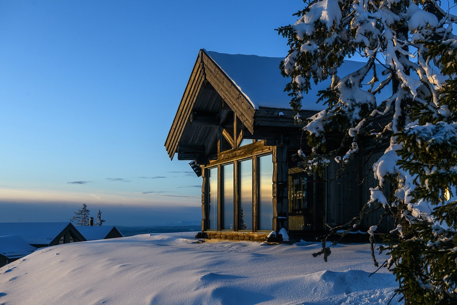 Solid håndverk og store glassflater som speiler omgivelsene. Galleribilde