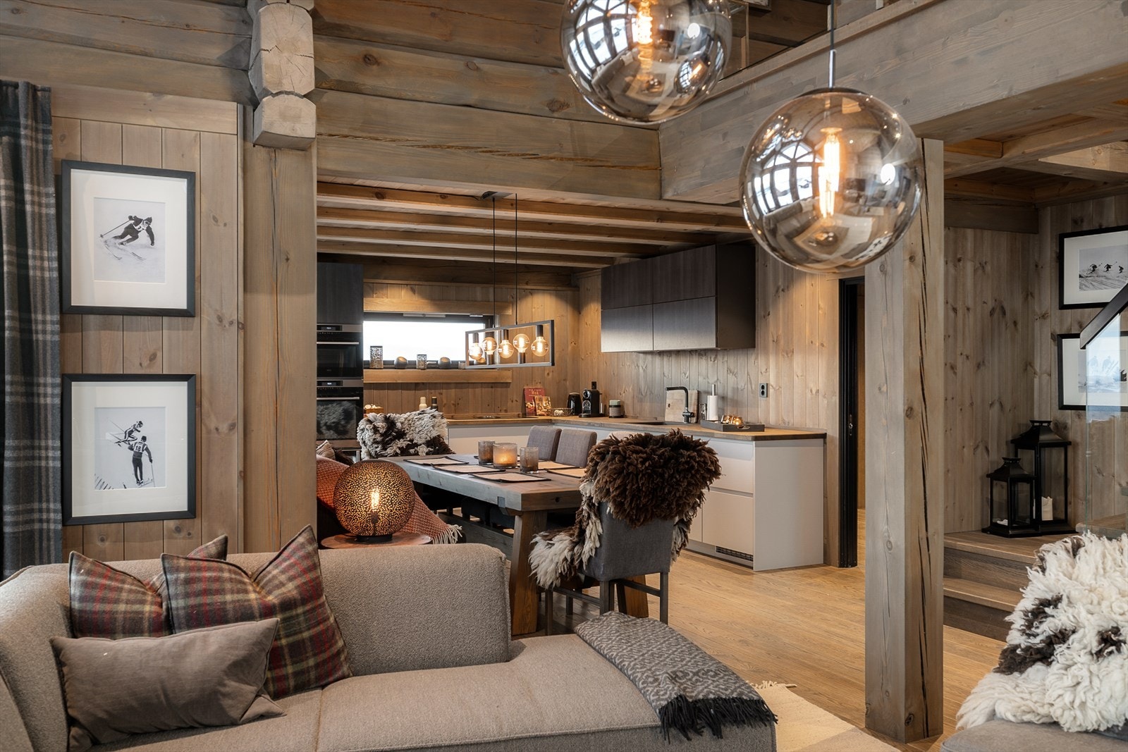 Fin kontakt mellom kjøkken og stue gir et sosialt oppholdsrom. Galleribilde