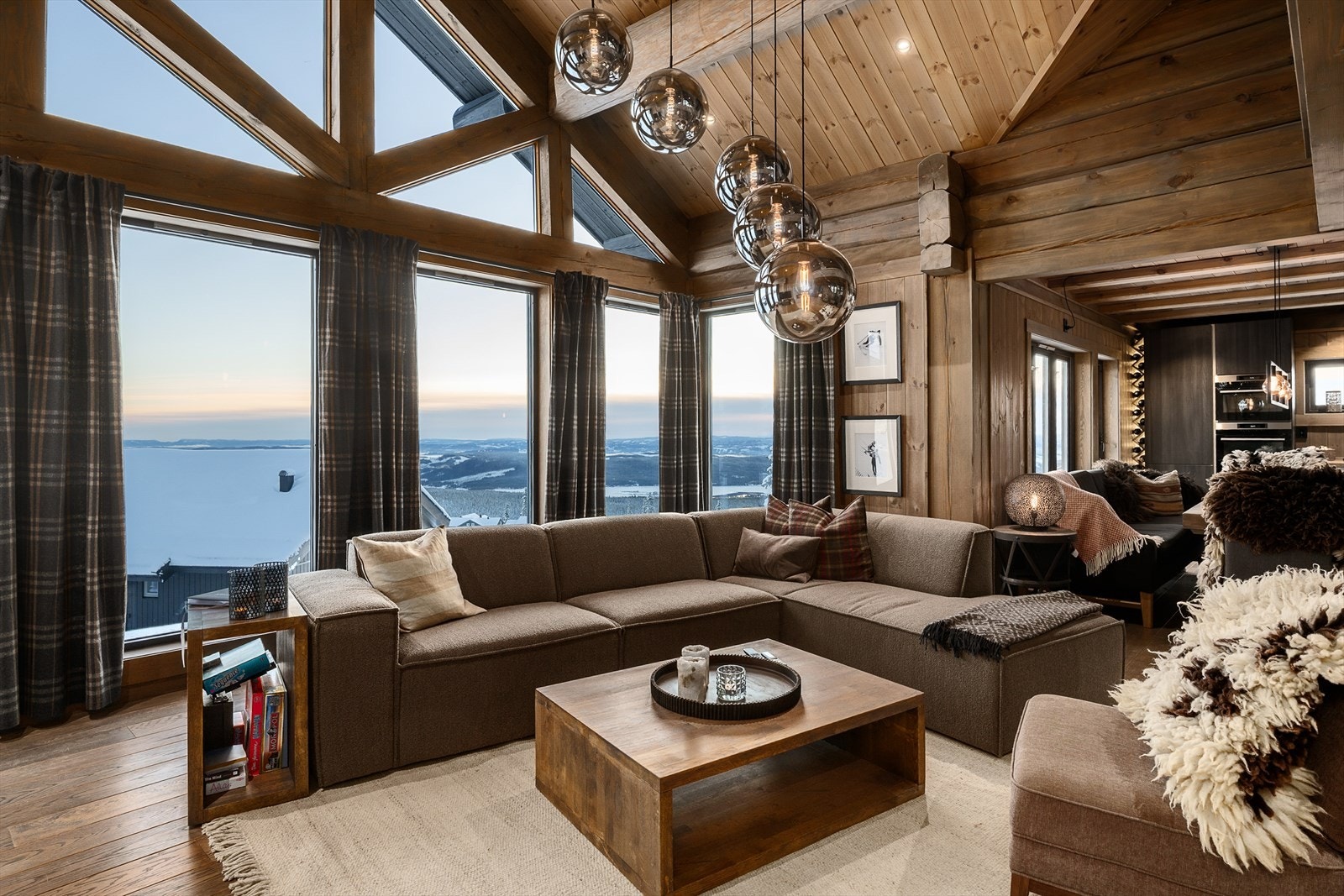 Her er det god plass til en stor sofagruppe for hele familien. Galleribilde