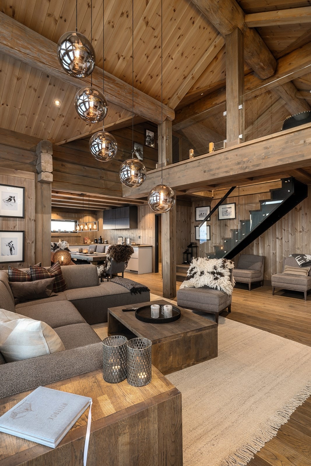 Den doble takhøyden og de synlige takåsene understreker den solide konstruksjonen. Galleribilde