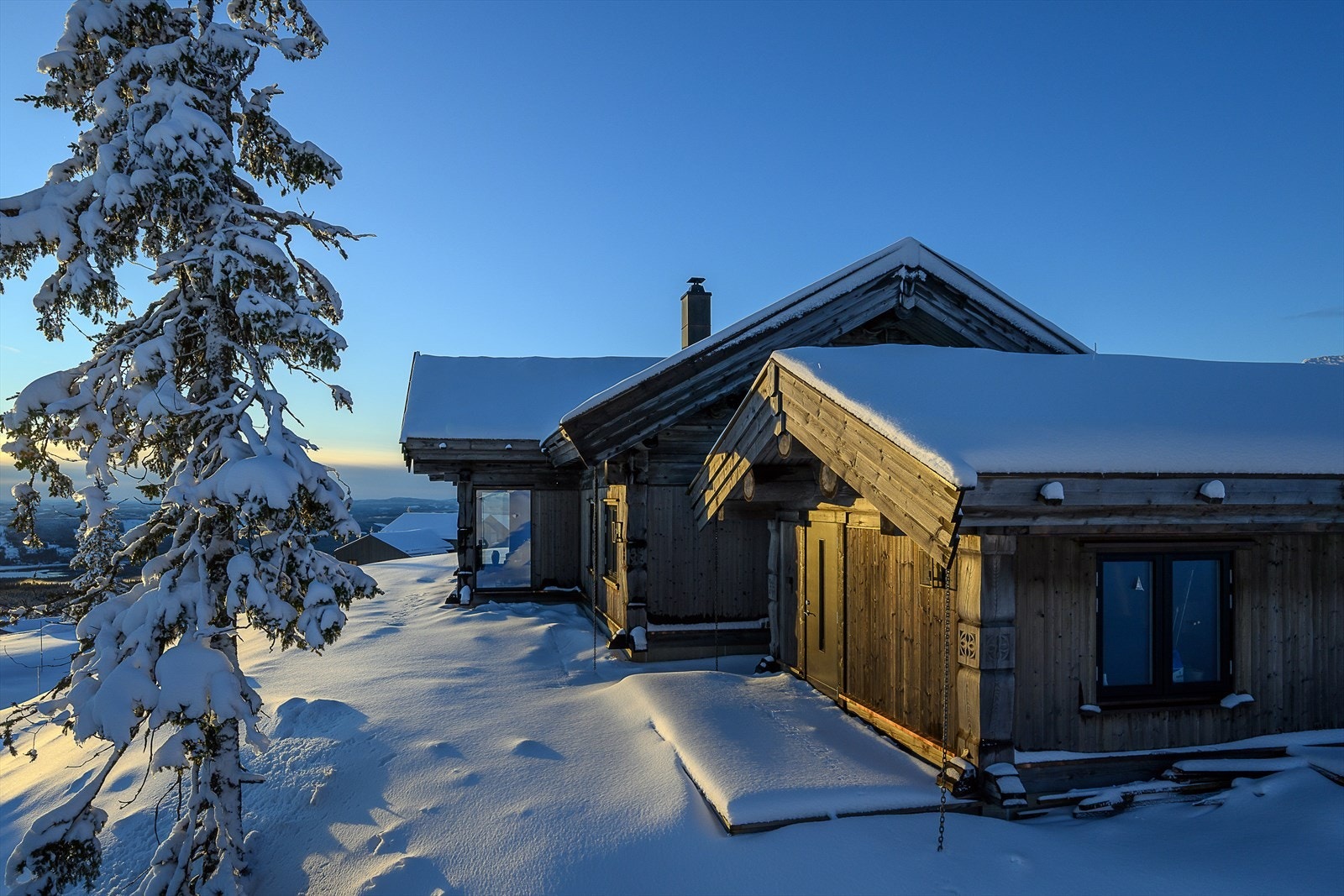 Eiendommen består av hytte og praktisk separat uthus. Galleribilde