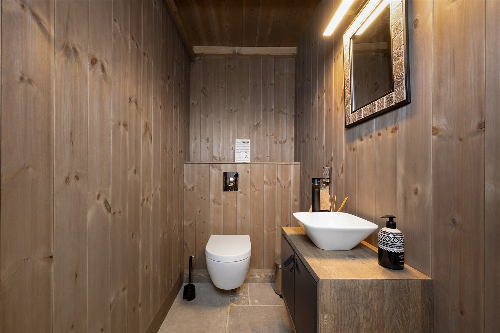 Praktisk, separat toalettrom i første etasje. Galleribilde