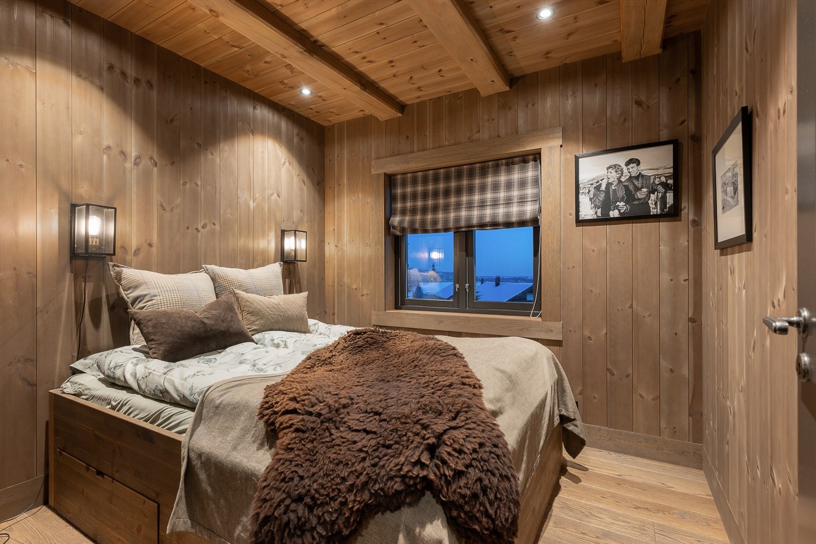 Hytta har flere gode soverom der flere har plass til dobbeltseng. Galleribilde