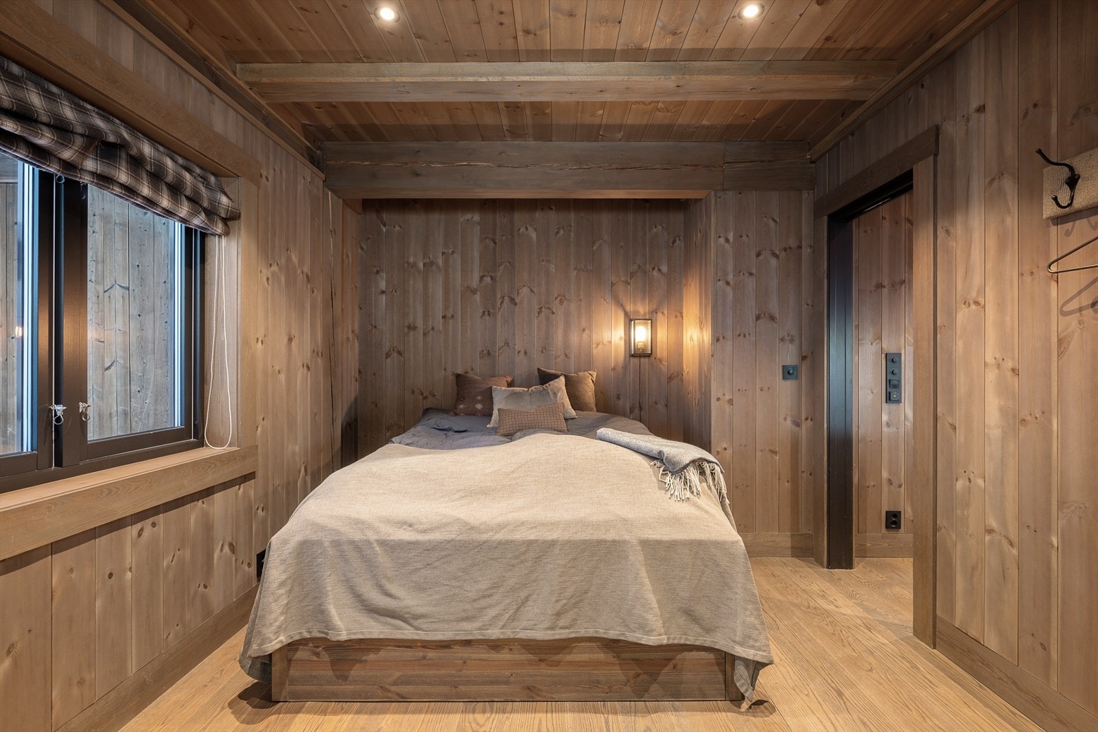 Hovedsoverommet i første etasje har god plass og direkte adkomst til eget bad. Galleribilde