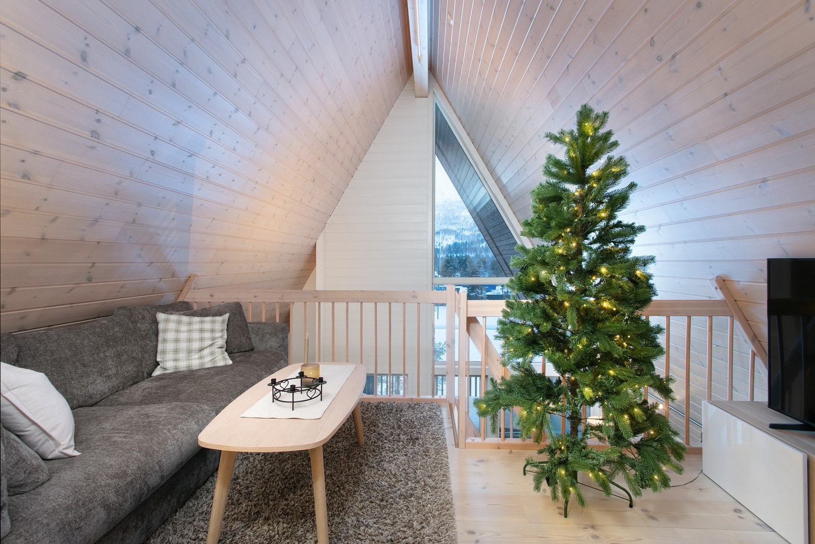 Hemsen har god plass og blir i dag brukt som en tv/loftstue Galleribilde