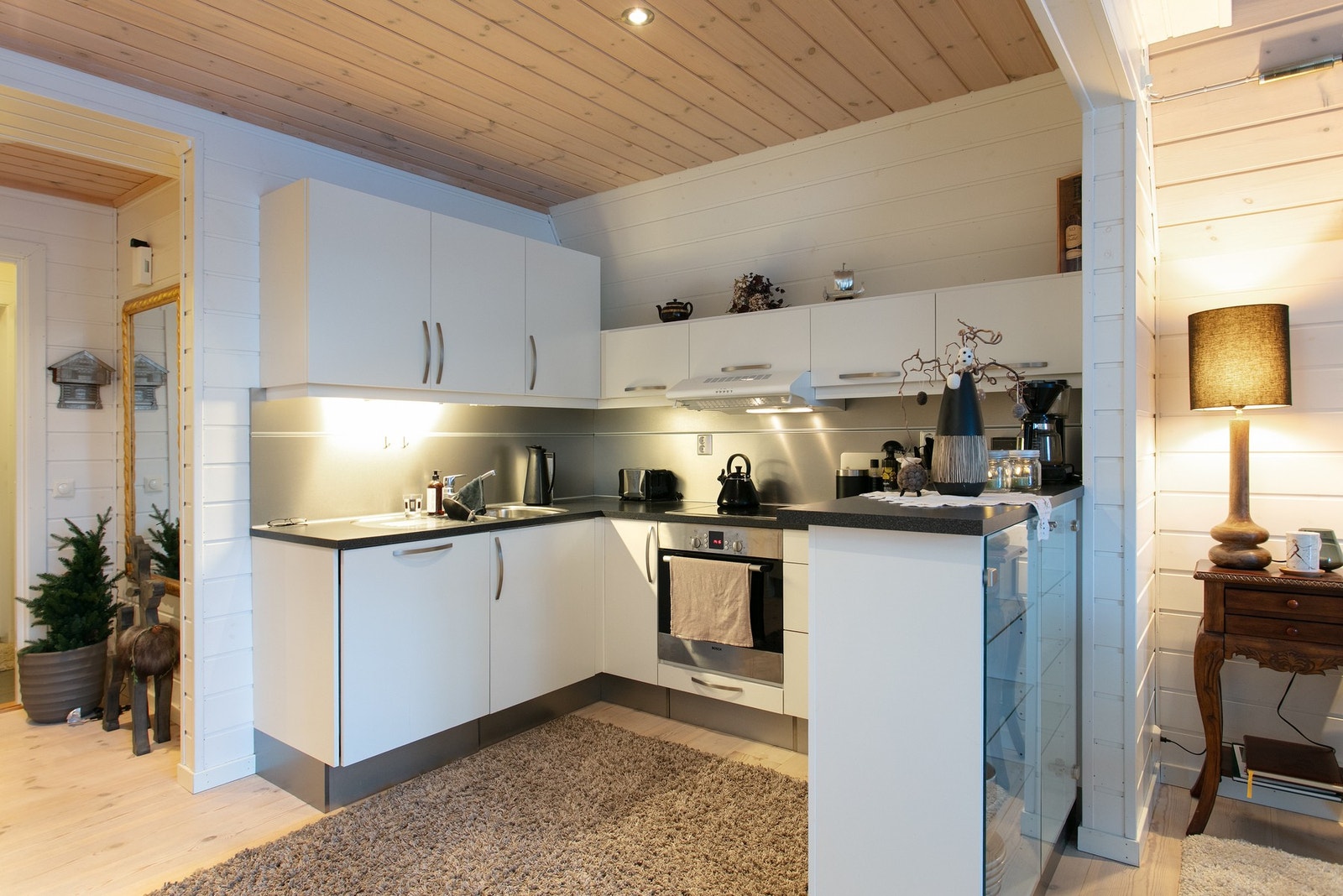 Kjøkkenet har mye skap og benkplass. Galleribilde