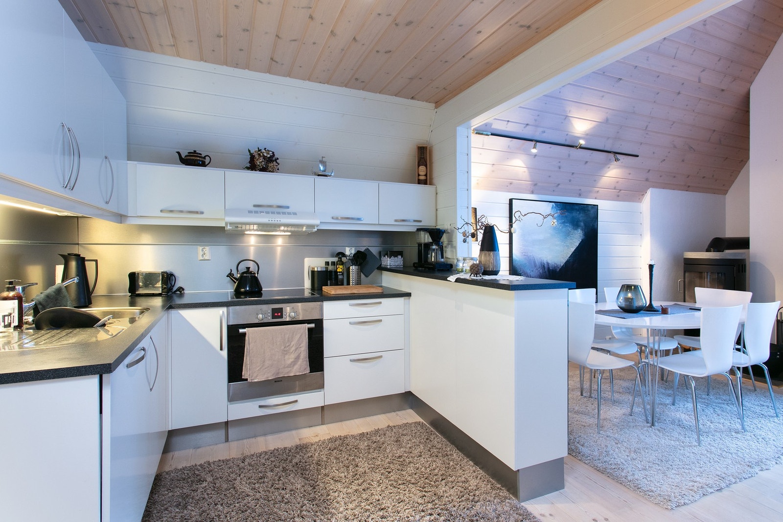 Kjøkkenet har laminat benkeplater og er innredet med glatte fronter Galleribilde