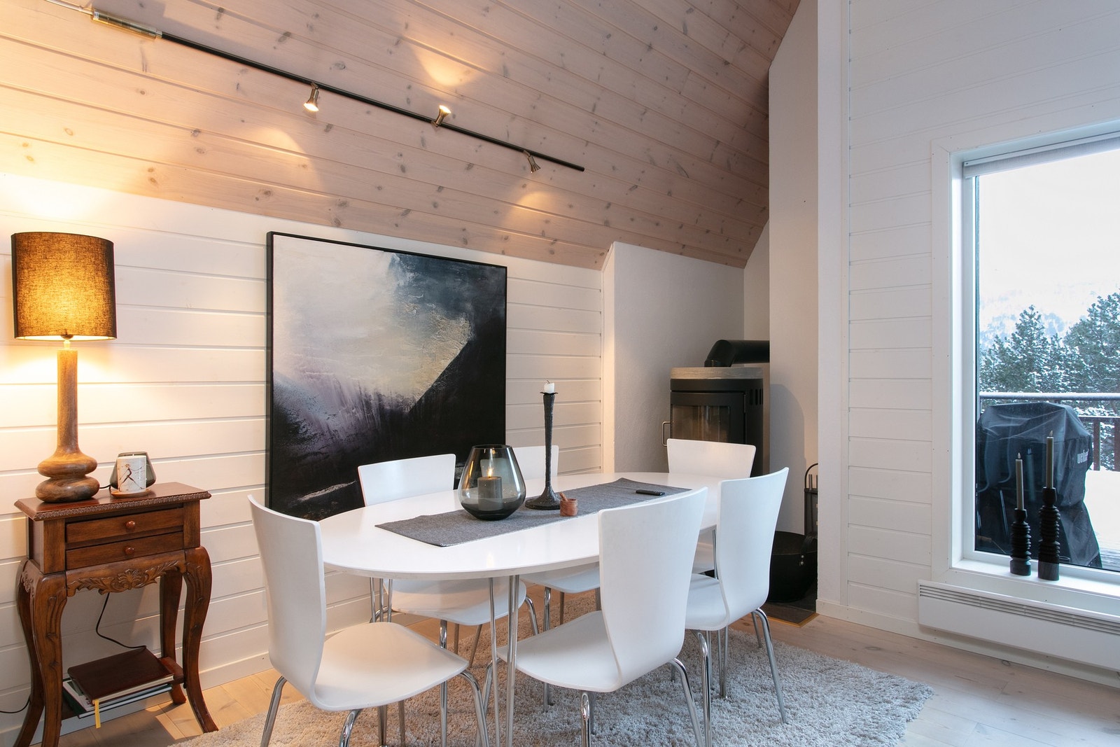 Flott peisovn i hjørne av stuen som gir god varme Galleribilde