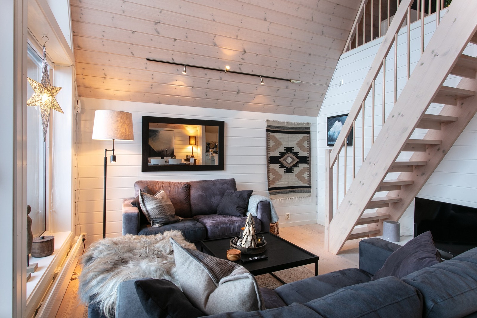 I stuen er det også trapp til en hems Galleribilde