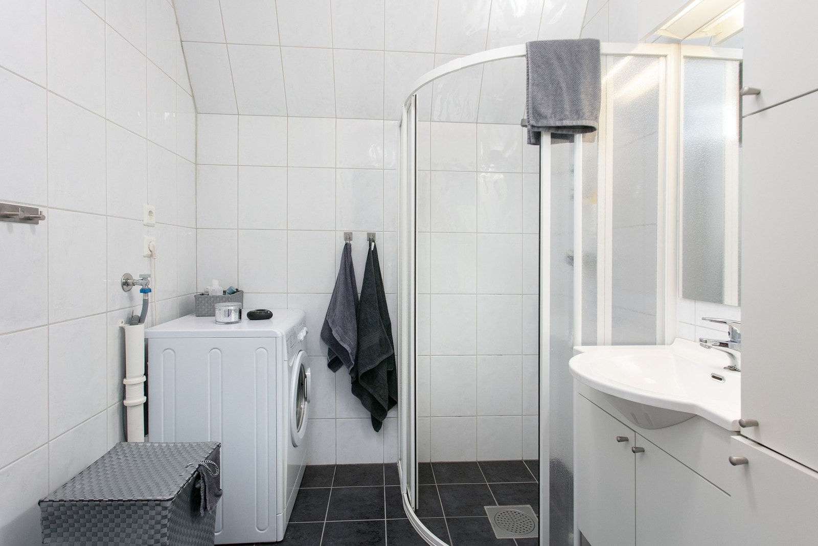 Badet er helfliset og har varmekabler i gulv Galleribilde