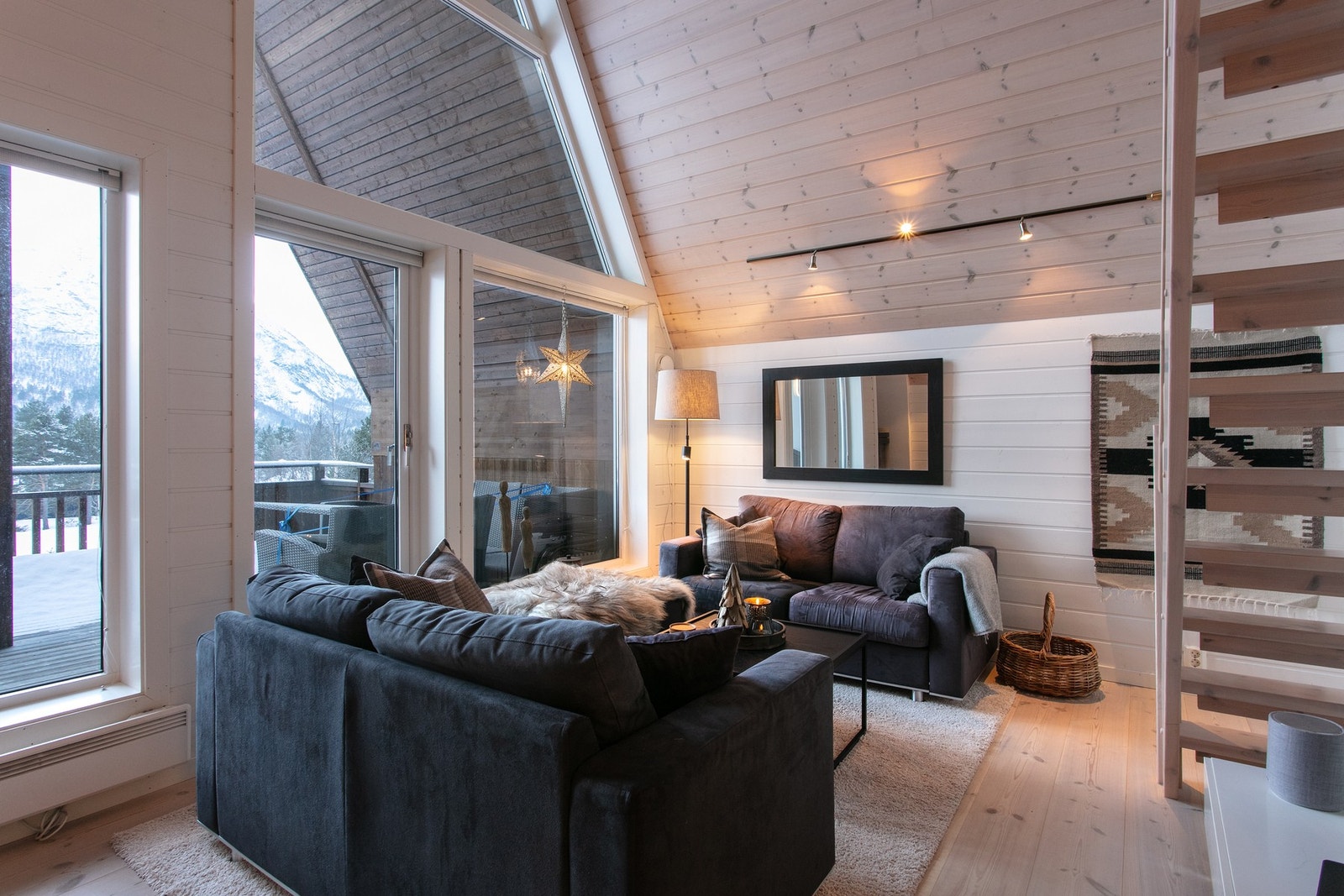 Stuen er åpen med store vindu og meget god takhøyde Galleribilde