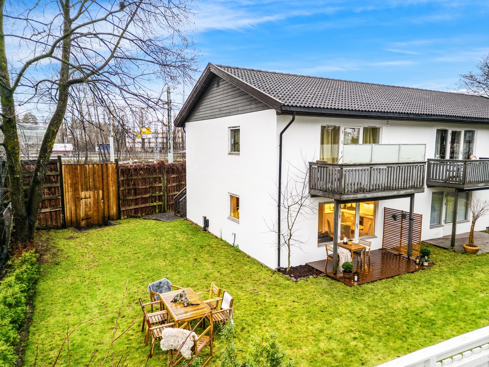 Dette gir raske og effektive forbindelser til Oslo sentrum og øvrige sentrale knutepunkter. Området er samtidig godt tilrettelagt for bilbruk. Galleribilde