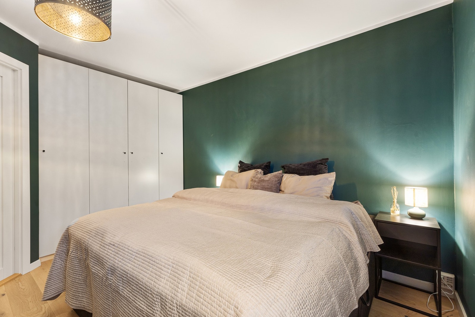 Soverommet har en behagelig og funksjonell størrelse med god plass til dobbeltseng, nattbord og øvrig møblering. Galleribilde