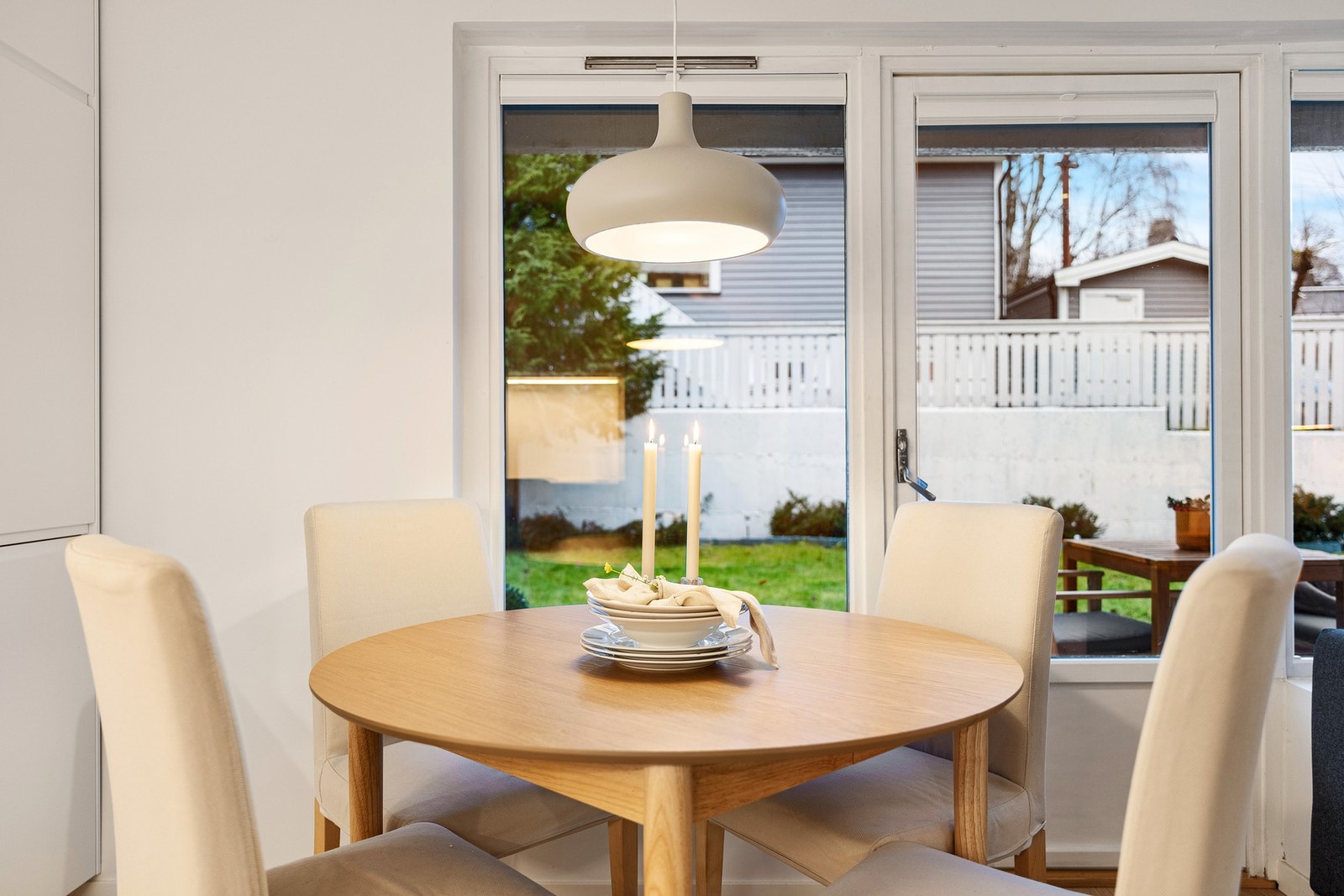 Det er også plass til en egen spisesone! Så det er bare å brette opp ermene for nå skal det kokkeleres for flere! Galleribilde