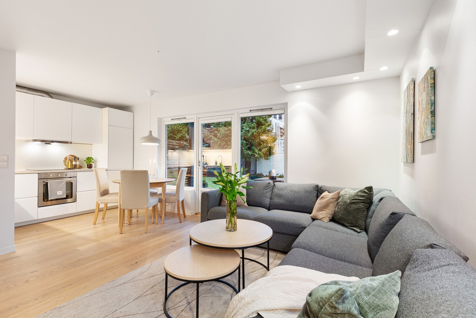 Fra stuen er det direkte utgang til uteplassen, noe som gir en sømløs overgang mellom inne- og uterom. Galleribilde