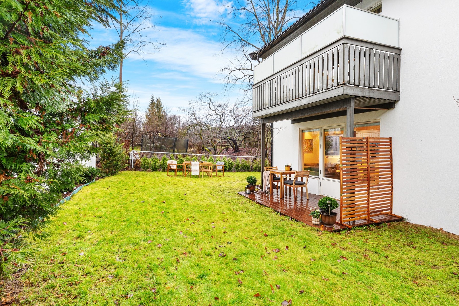 Kollektivtilbudet er svært godt. Det er kort vei til buss, trikk og tog, med enkel adkomst til Lysaker stasjon og fremtidig T-banetilbud via Fornebubanen. Galleribilde