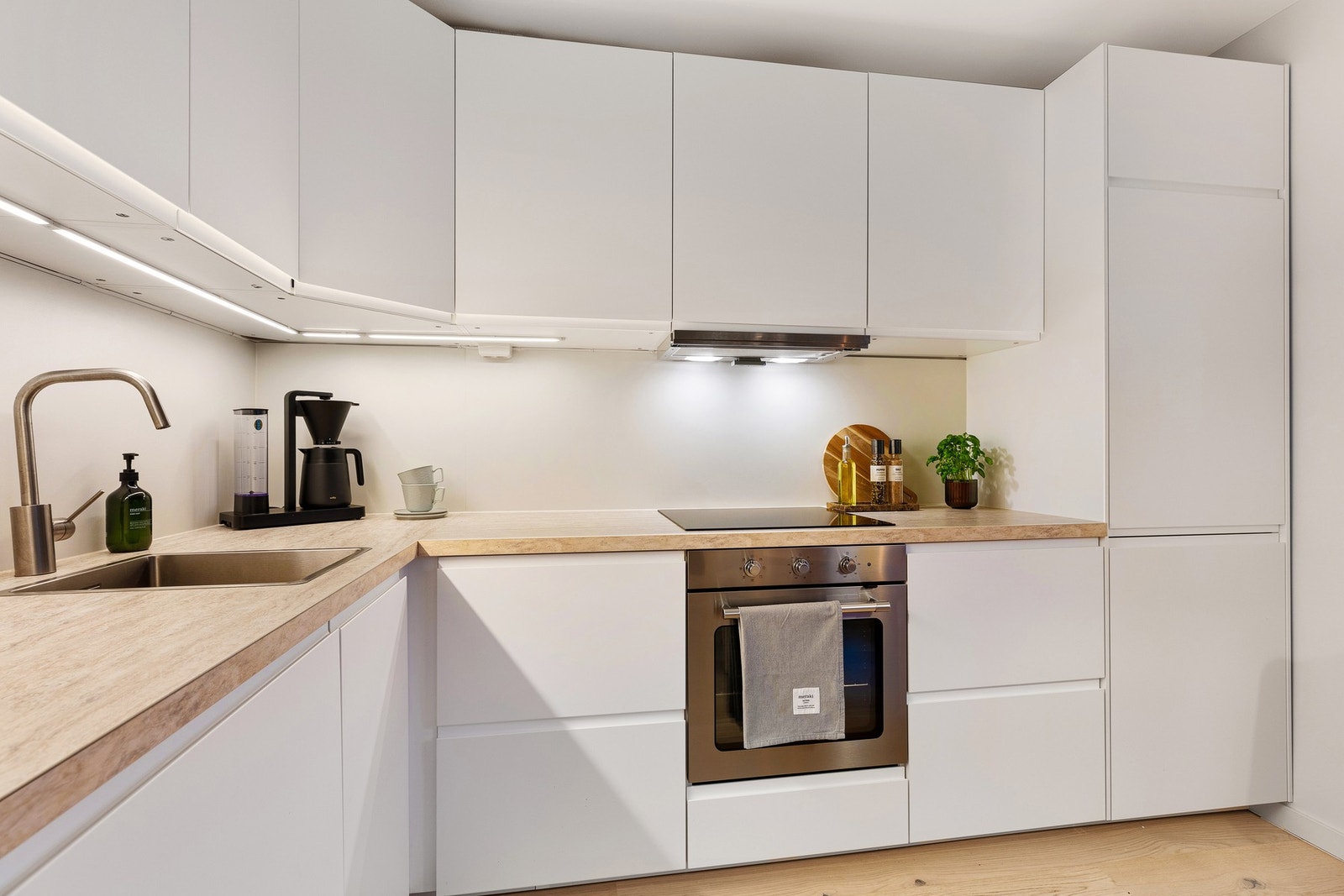 Videre er kjøkkenet utstyrt med benkebelysning, komfyrvakt, lekkasjestopper og stoppekraner, noe som gir både komfort og trygghet i hverdagen. Galleribilde