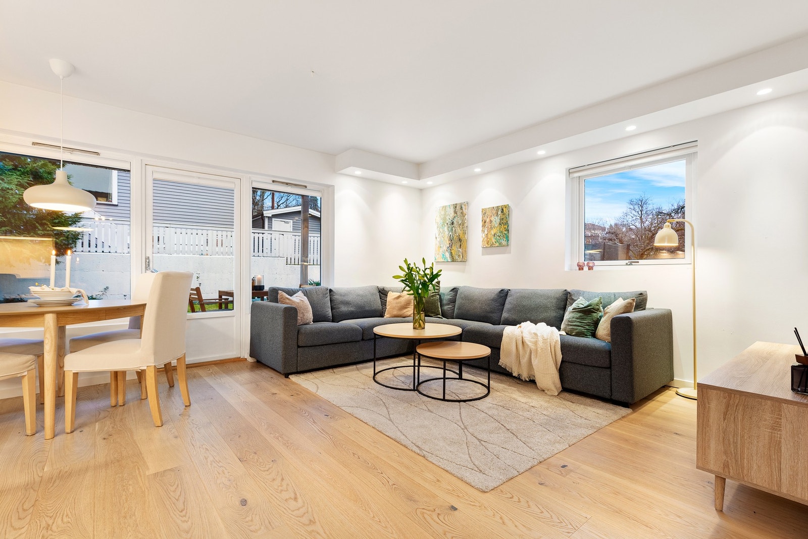 Stuen er romslig og lett å møblere, med plass til både sofagruppe og spisebord. Galleribilde