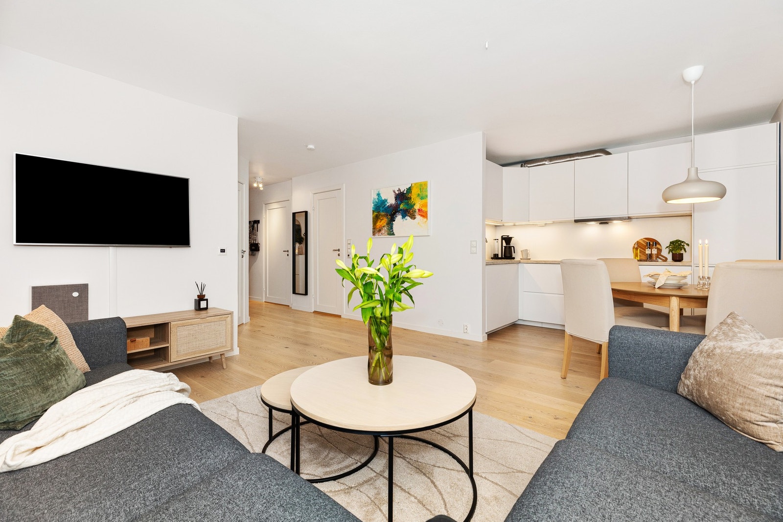 Den åpne løsningen mot kjøkkenet gjør stuen til boligens naturlige samlingspunkt - perfekt for både rolige kvelder og sosiale sammenkomster. Galleribilde