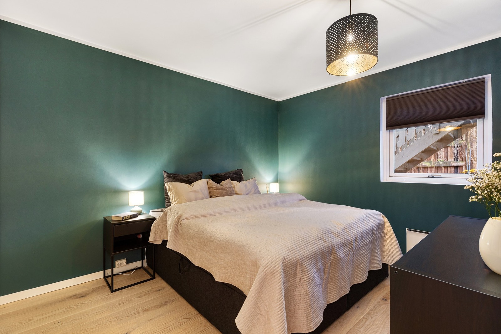 Gulvet er belagt med parkett, og veggene er malt i lune grønn-toner som bidrar til et rolig og harmonisk uttrykk. Galleribilde