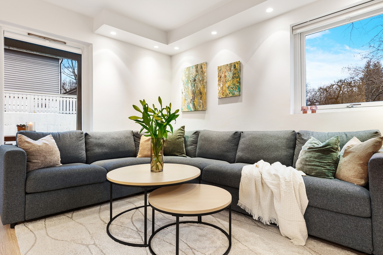 Store vindusflater gir godt med dagslys! Galleribilde