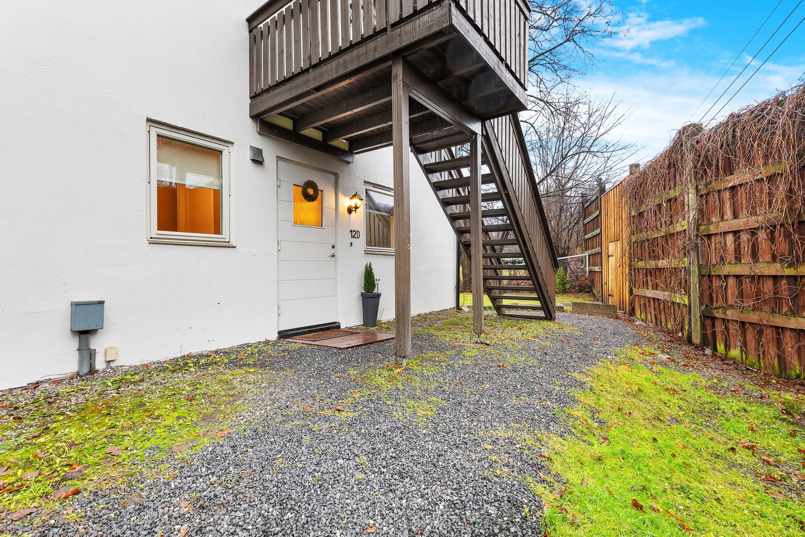 Den profilerte entrédøren med glassfelt slipper inn naturlig lys og bidrar til en åpen og hyggelig adkomstsone. Galleribilde