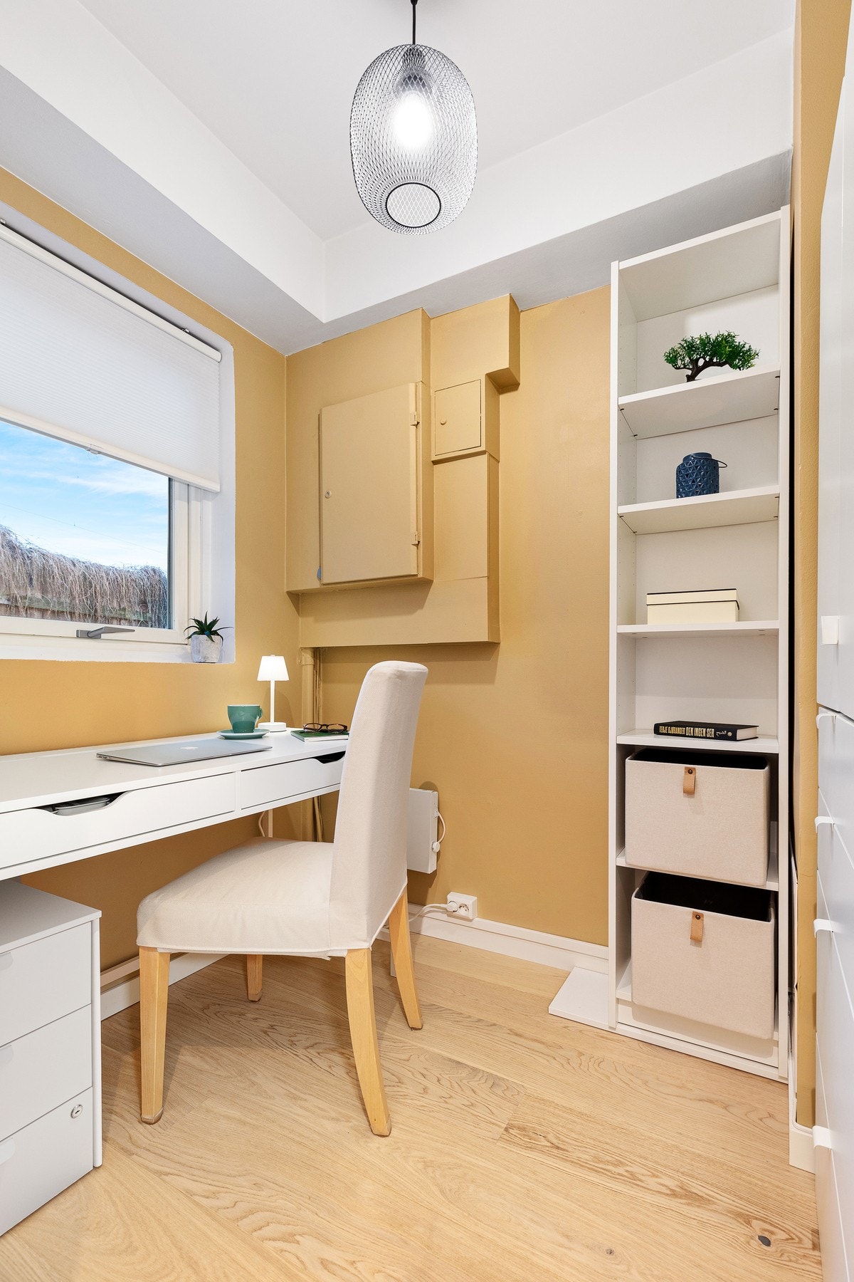 Det andre rommet egner seg godt som hjemmekontor eller hobbyrom - en kvalitet som gjør boligen anvendelig for ulike behov og livsfaser. Galleribilde