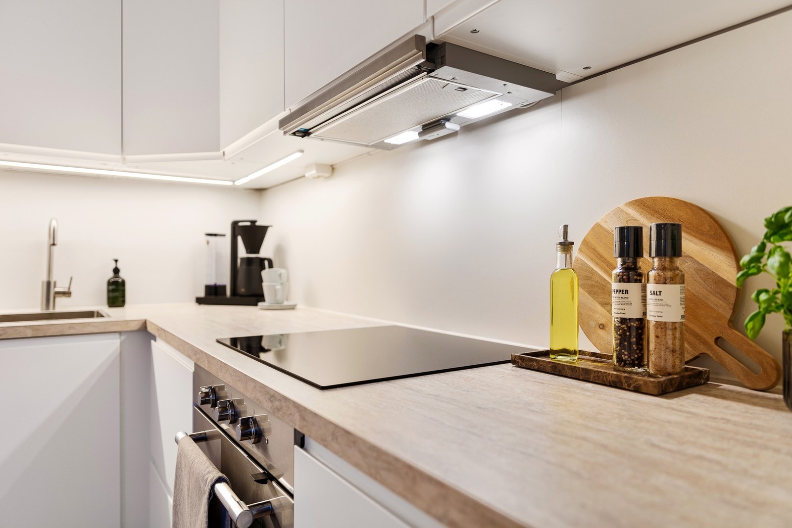 Innredningen har glatte, lyse fronter og gode skap- og benkeplateløsninger. Benkeplater i laminat gir en praktisk og slitesterk arbeidsflate. Galleribilde