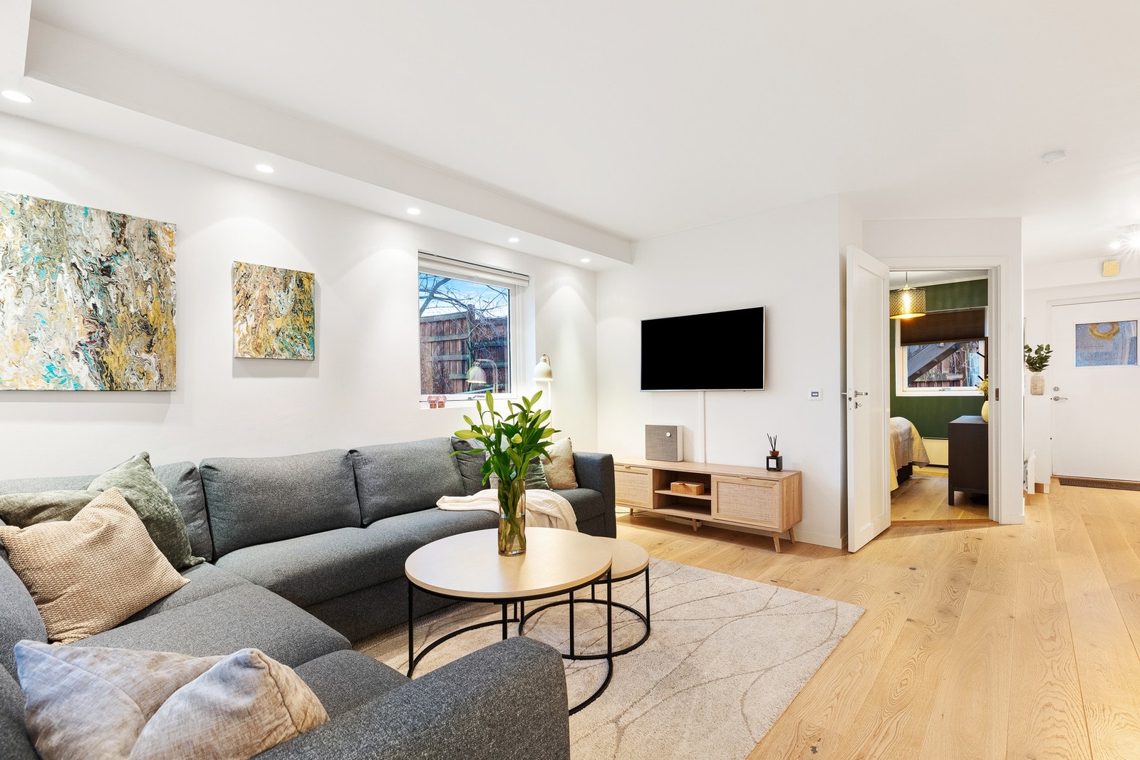 Downlightskasser i himlingen gir stemningsfull belysning, og rommet oppleves som både moderne og funksjonelt. Galleribilde