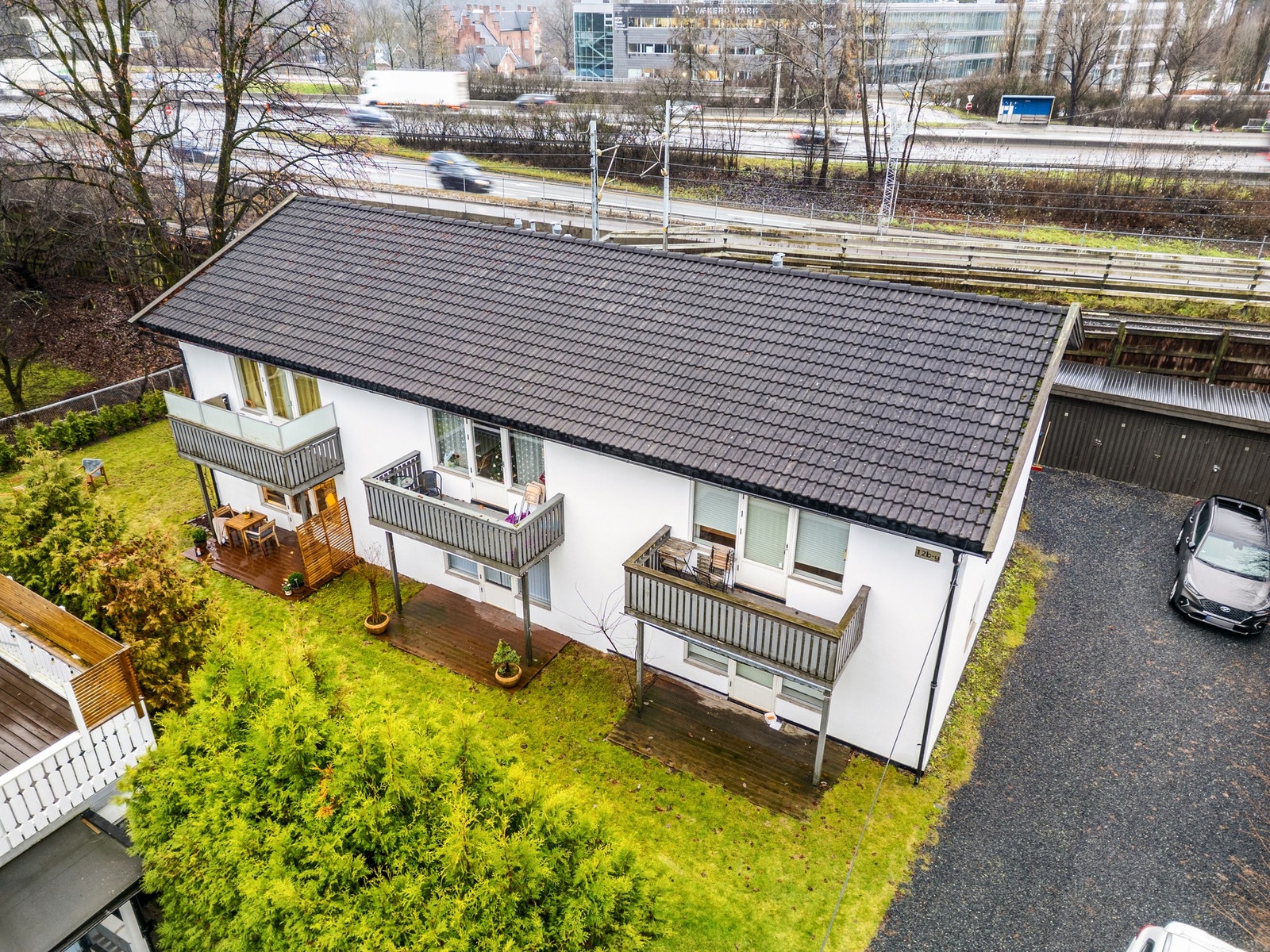 I innkjørselen medfølger en biloppstillingsplass, noe som er en verdifull og ettertraktet kvalitet i området! Galleribilde