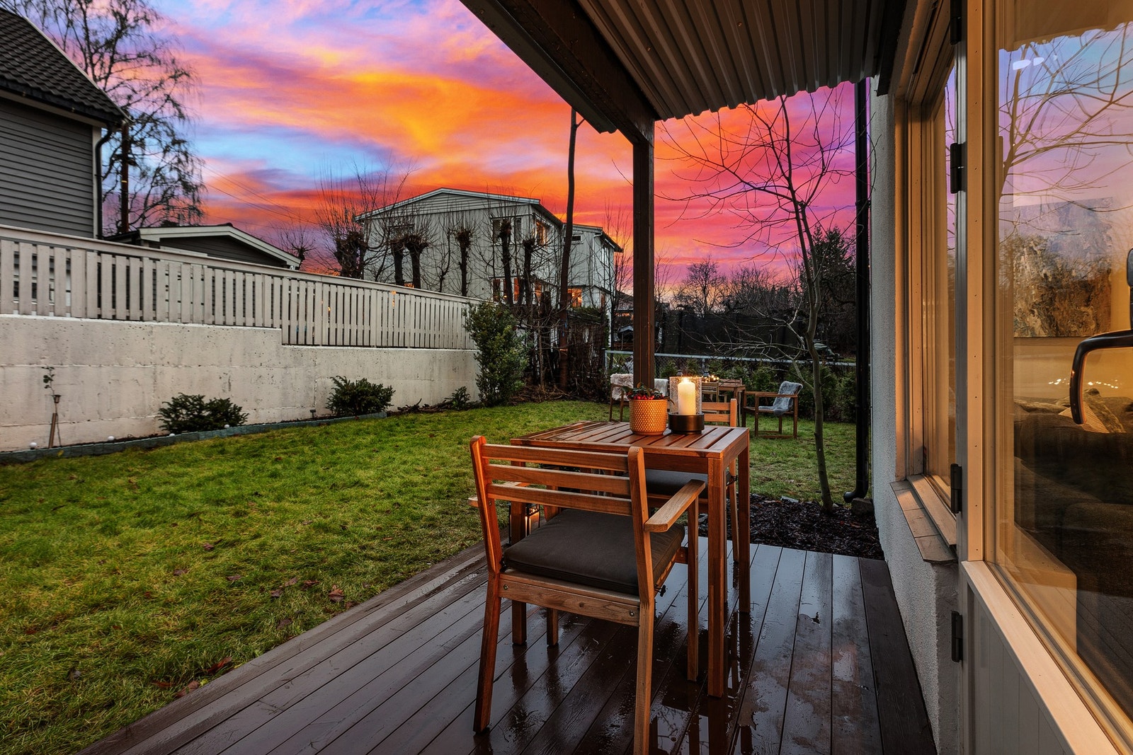 Nærområdet er familievennlig, med flere barnehager og skoler i gang- og sykkelavstand. Det finnes også et bredt tilbud av fritidsaktiviteter og idrettsanlegg i området. Galleribilde