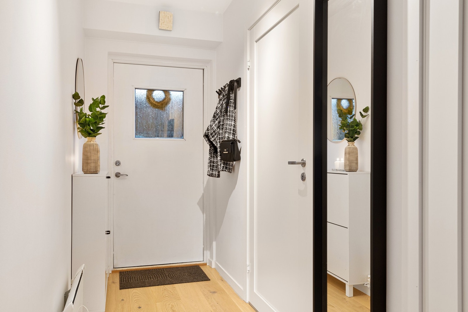 Entréen er innbydende gir et ryddig og solid førsteinntrykk. Det er god plass til yttertøy og oppbevaring, og entréen fungerer som et naturlig knutepunkt videre inn i boligen. Galleribilde