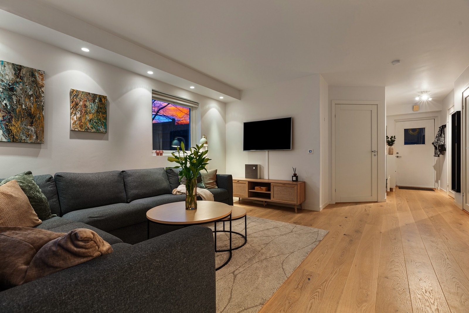 Boligen fremstår moderne og velholdt med parkettgulv, lyse overflater og gulvvarme i stue og kjøkken. Galleribilde