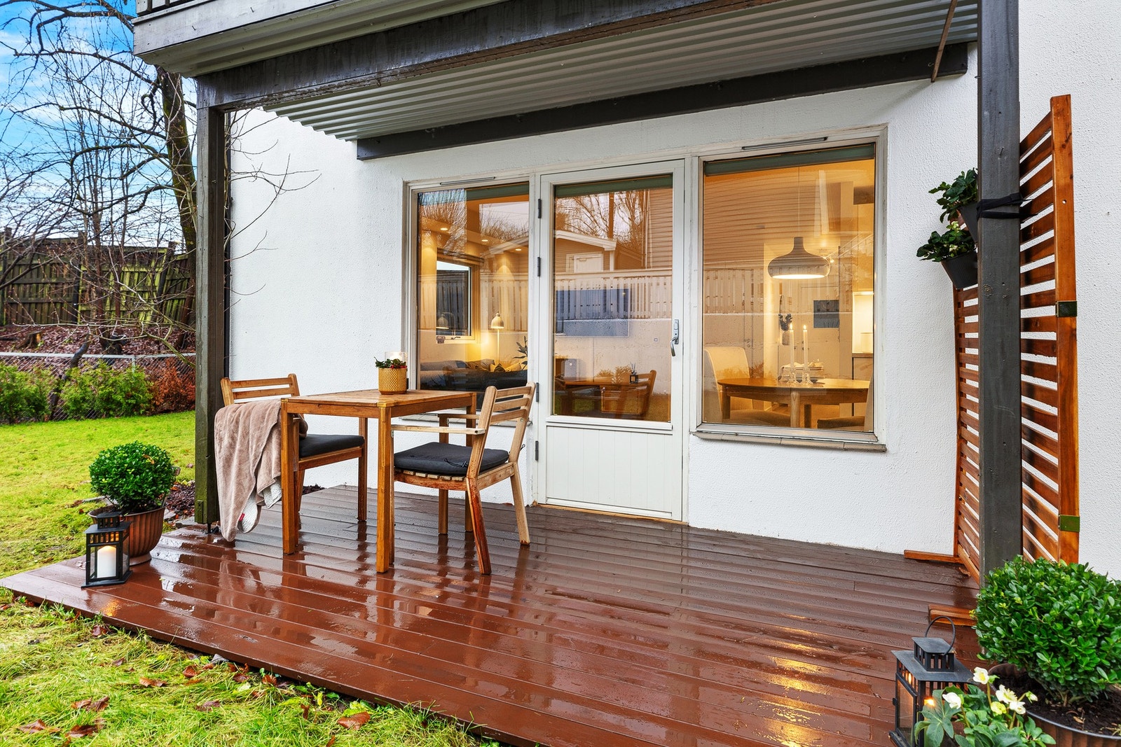 Fra stuen er det som nevnt utgang til en delvis overbygget platting, oppmålt til ca. 8 m². Galleribilde