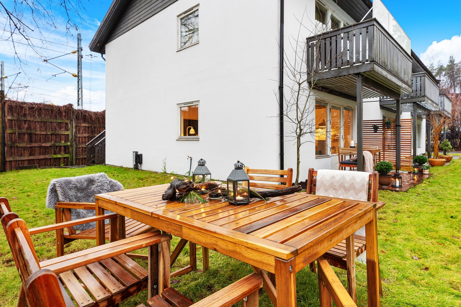 Uteplassen vender mot nord og har tilknytning til sameiets felles hage. Galleribilde