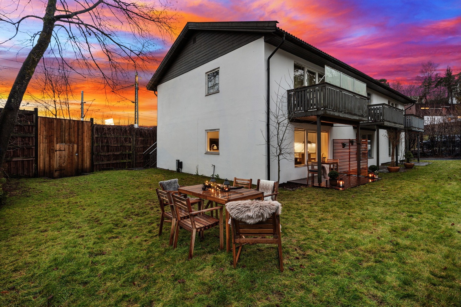 Det er kort vei til buss, trikk og tog, med enkel adkomst til Lysaker stasjon og fremtidig T-banetilbud via Fornebubanen. Galleribilde