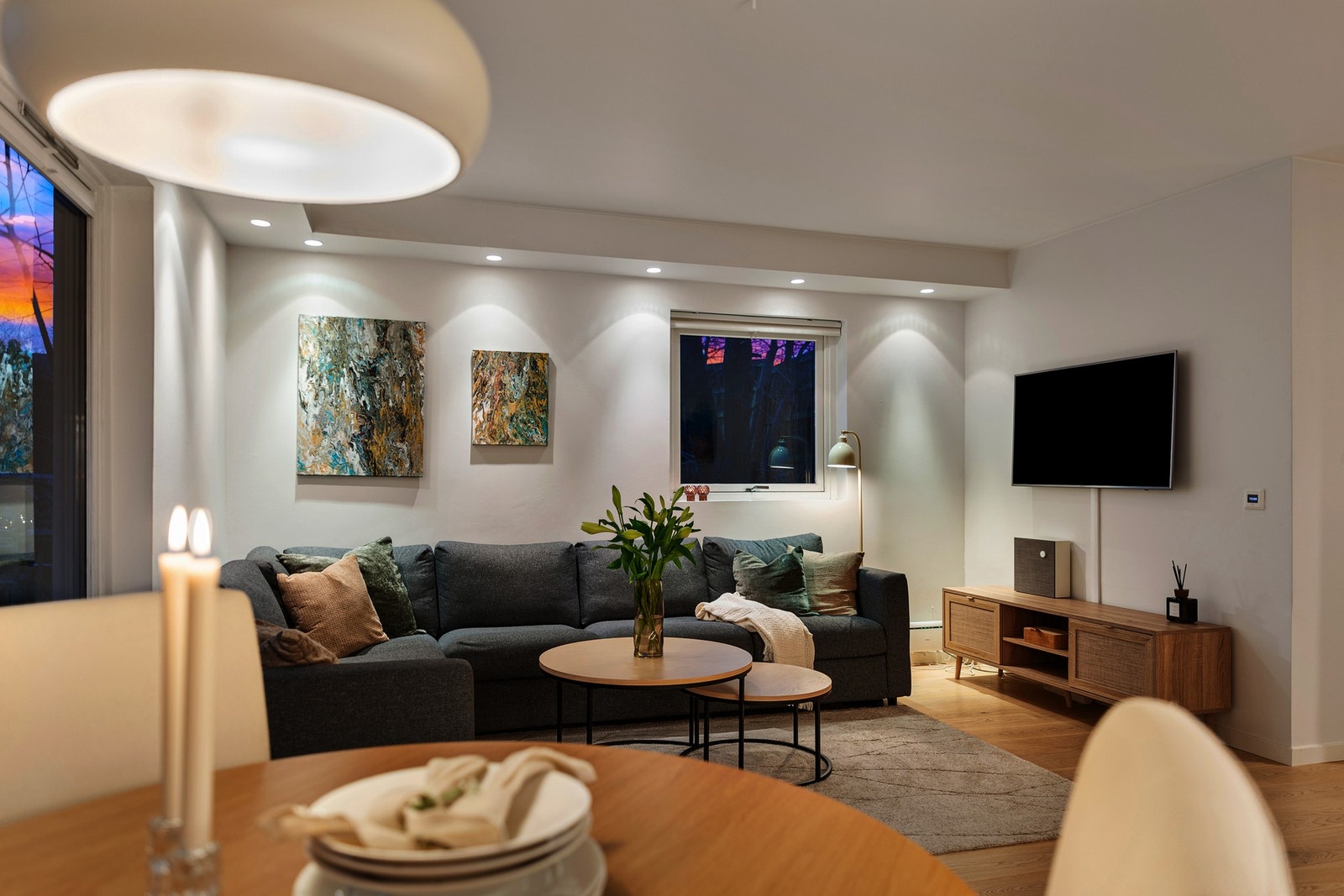 Dette er en gjennomført og svært funksjonell selveierleilighet, beliggende i byggets 1. etasje med enkel adkomst direkte fra bakkeplan. Galleribilde