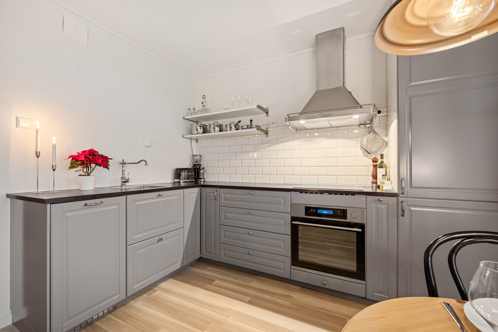 Kjøkkenet byr på god skap- og oppbevaringsplass, samt en praktisk og romslig arbeidsflate som gjør matlagingen både effektiv og oversiktlig. Galleribilde