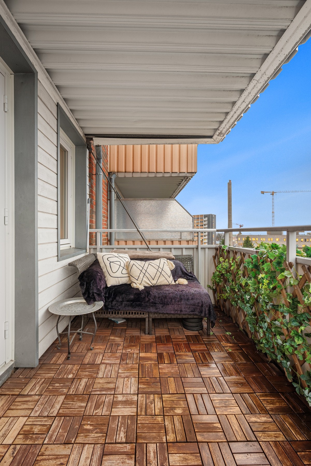 Her får du en fin og praktisk plass til utemøbler, hvor du kan nyte frisk luft. Galleribilde