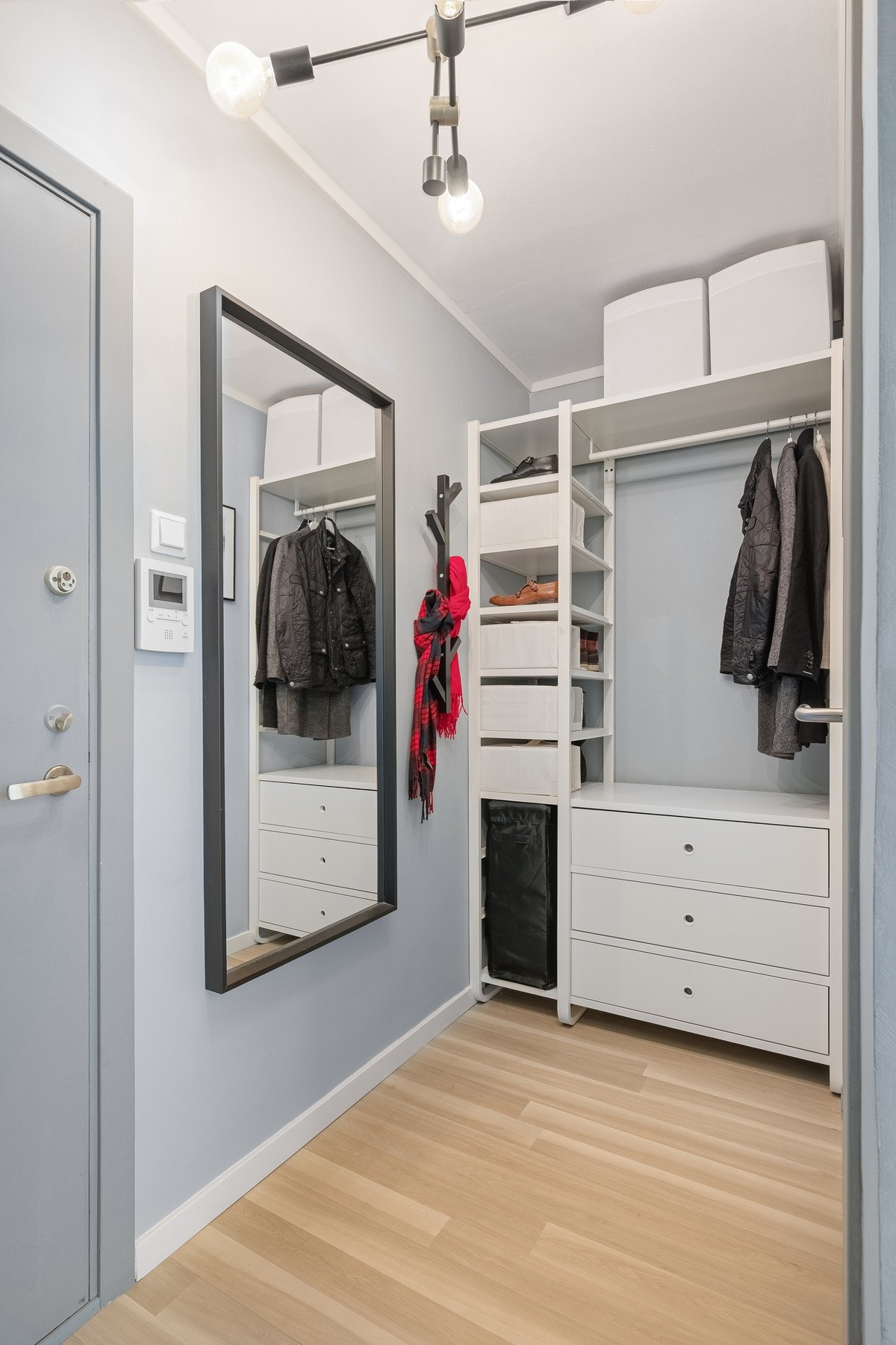 Gangen har praktiske oppbevaringsmuligheter, med god plass til både sko og yttertøy. Galleribilde