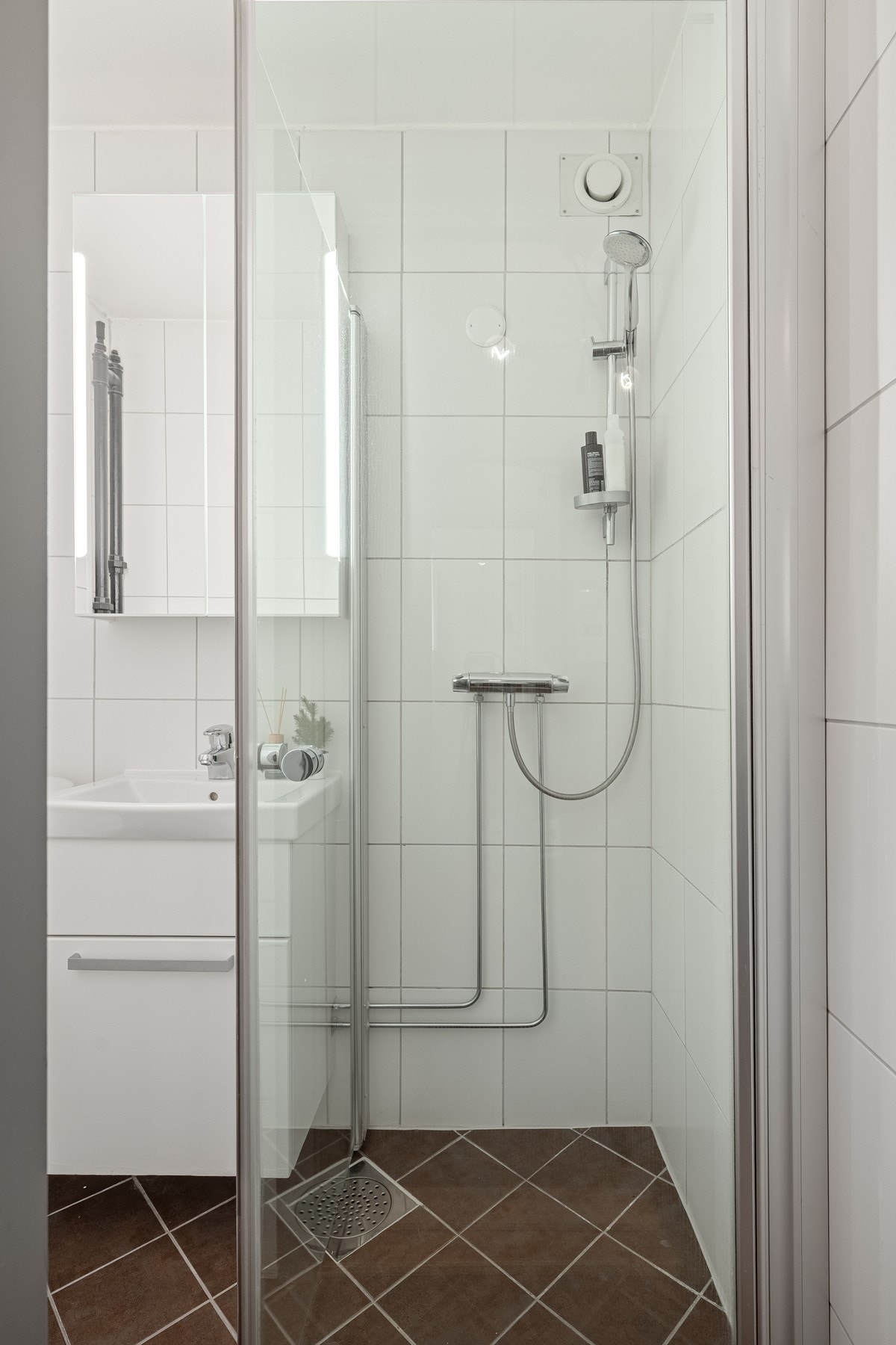 Rommet er utstyrt med toalett, servant og dusjnisje. Galleribilde