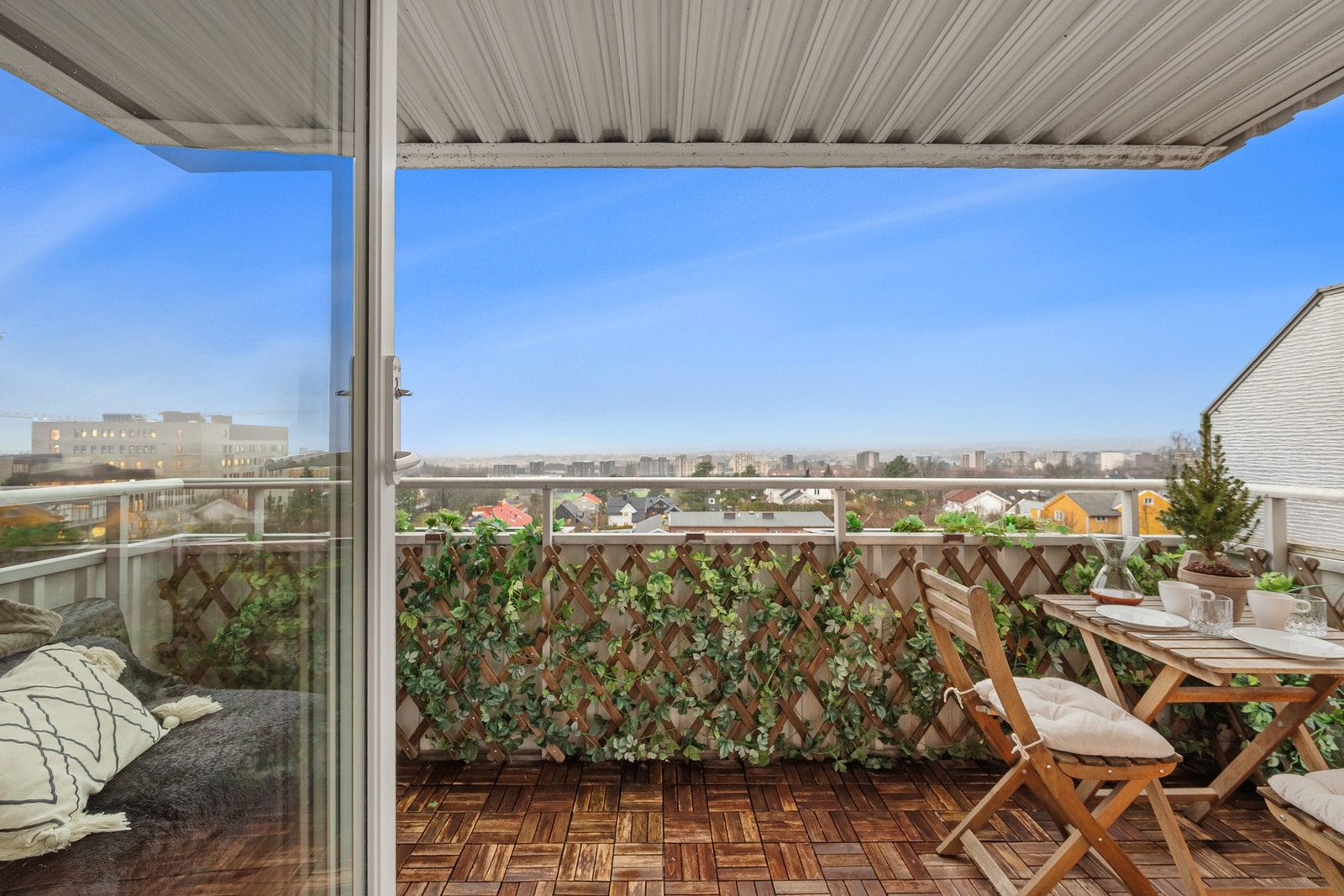 Balkongen er overbygd med tak og har levegger mot nabo, noe som gir både ly og skjerming. Galleribilde