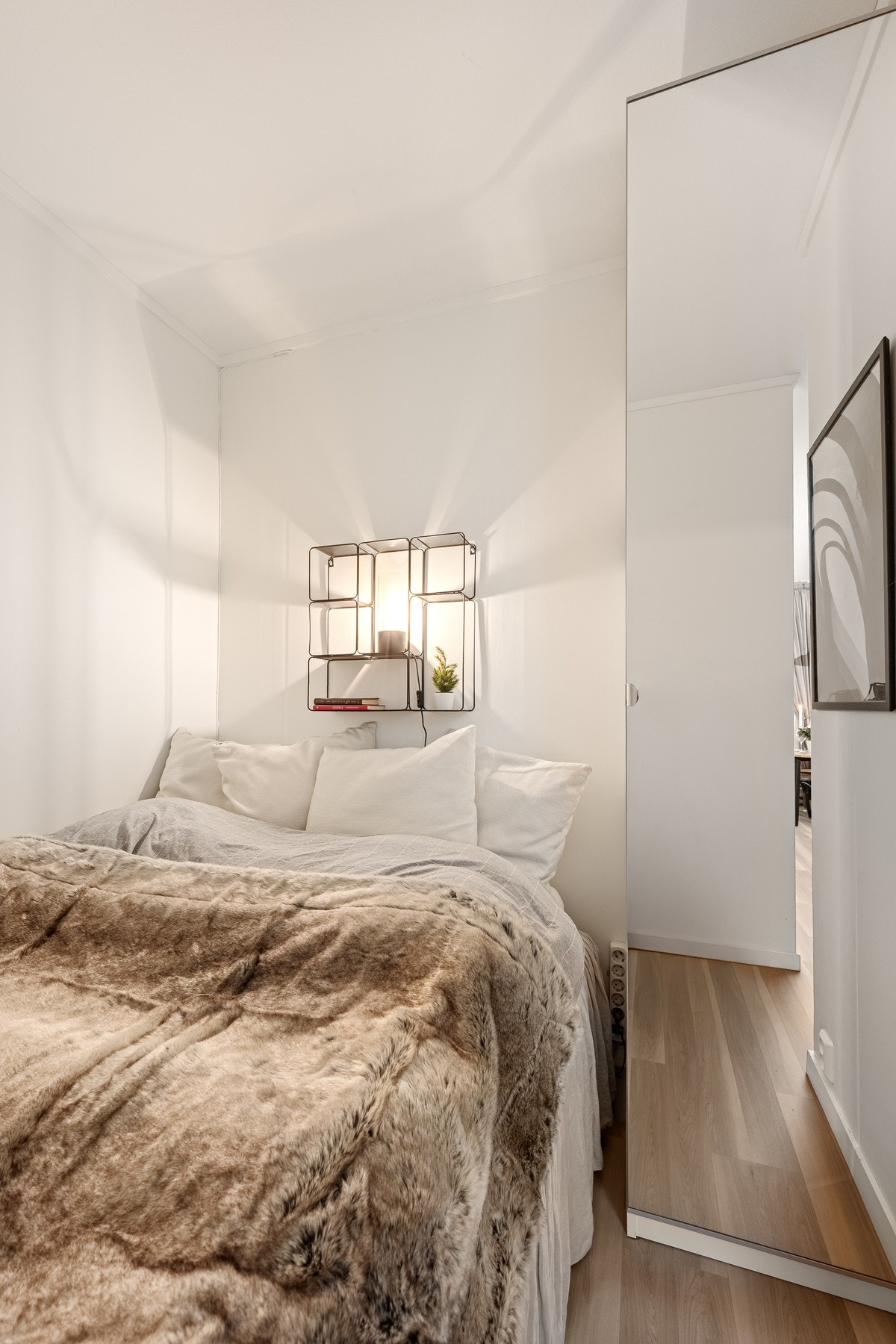 Boligen har en sovealkove som skaper en egen, skjermet soveplass og utnytter arealet optimalt. Galleribilde