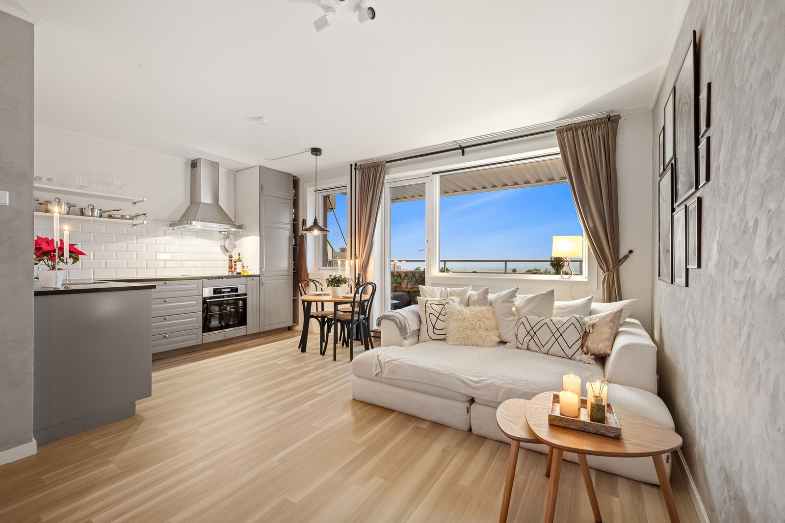 Boligen ligger høyt og fritt i 9. etasje, helt uten innsyn. Galleribilde