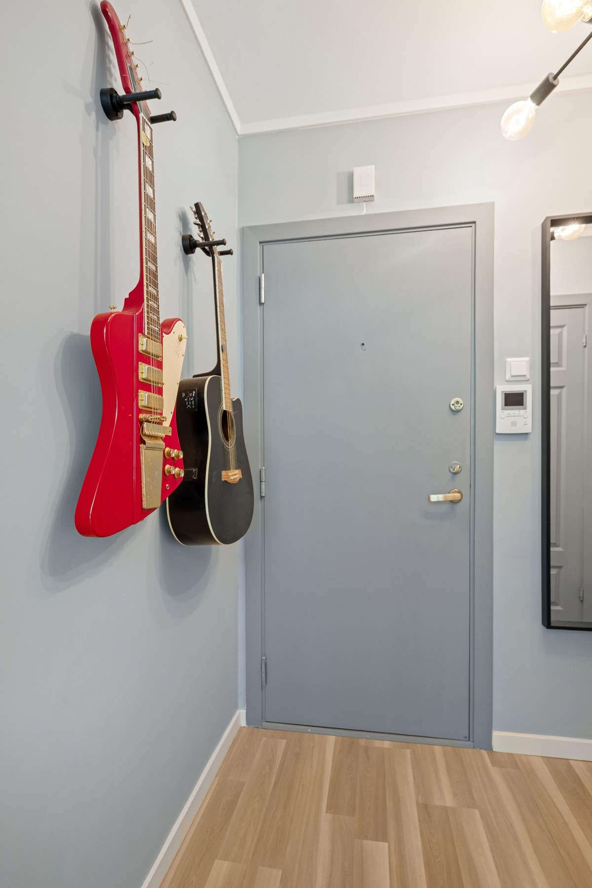 Det er installert porttelefon, slik at du enkelt kan slippe besøkende inn. Galleribilde