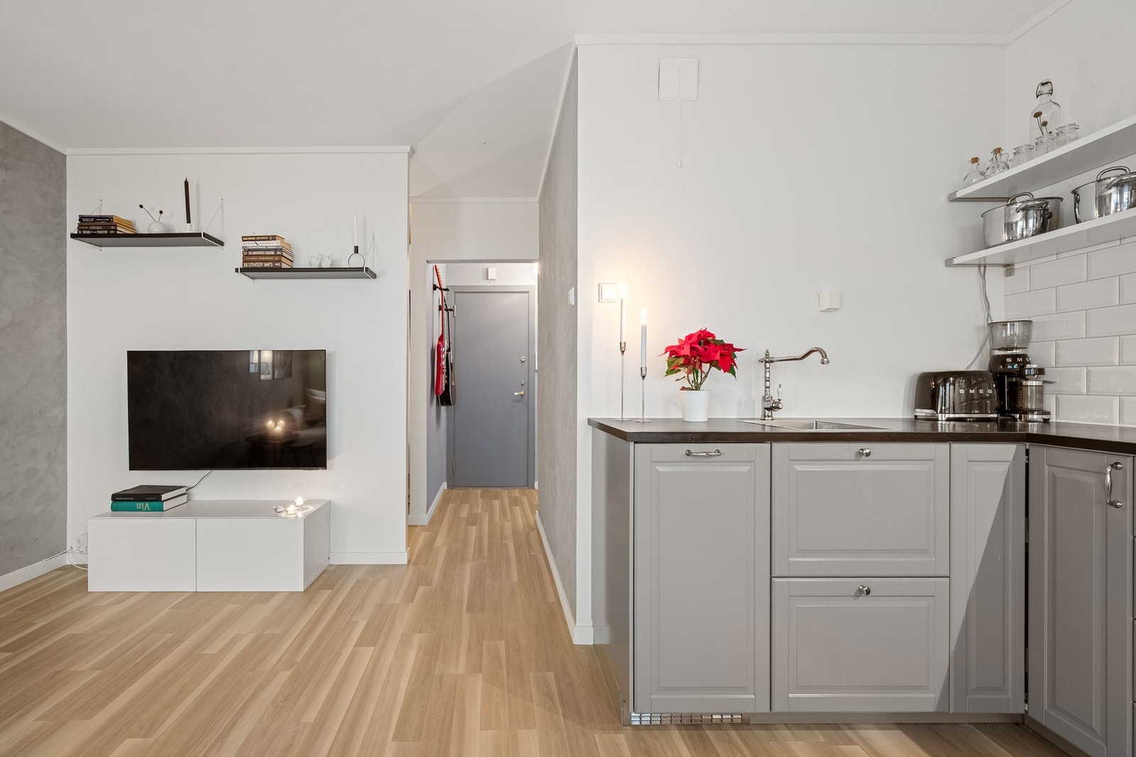 Kjøkkenet fra 2017 er innredet med profilerte fronter og laminert benkeplate. Galleribilde