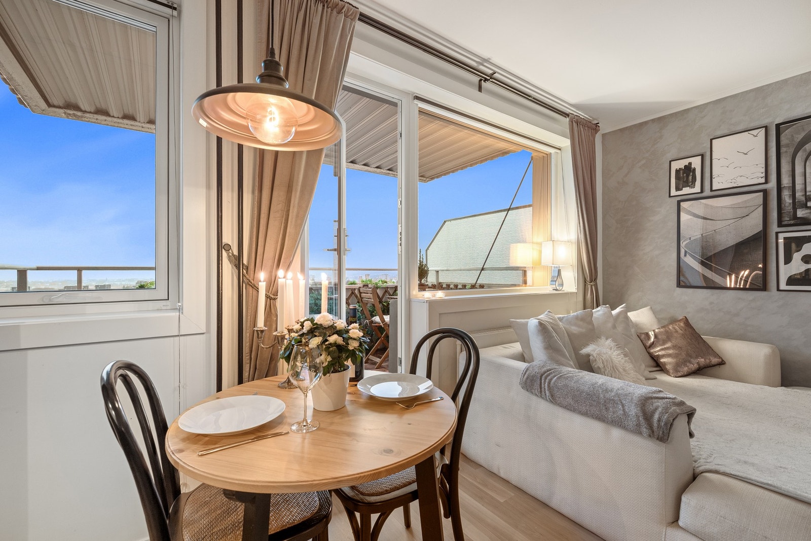 Det er god plass til en hyggelig spiseplass ved vinduet, hvor du kan nyte måltidene med flott lysinnfall Galleribilde